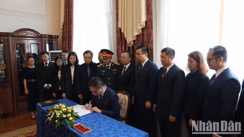 El embajador de Vietnam en Rusia escribe en el libro de condolencias.