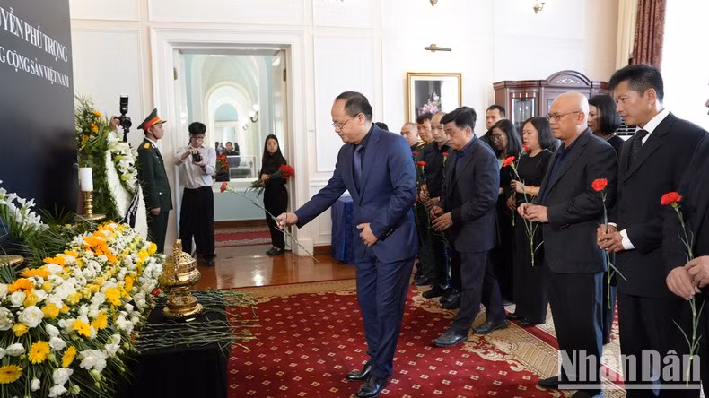 La delegación de Vietnam en Rusia rinde homenaje al secretario general Nguyen Phu Trong.