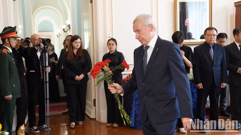Andrey Klímov, vicepresidente del Comité para los Asuntos Exteriores del Consejo de la Federación de Rusia y vicetitular del Consejo Supremo del Partido "Rusia Unida", rinde homenaje el líder partidista vietnamita.