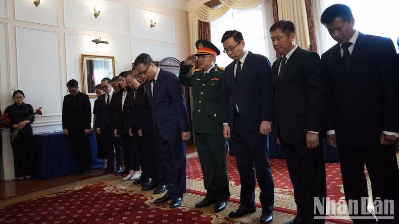 El embajador Dang Minh Khoi y los funcionarios de la Embajada de Vietnam en Rusia, junto con otras representaciones representaciones de Vietnam en Rusia rinden tributo al secretario general Nguyen Phu Trong.