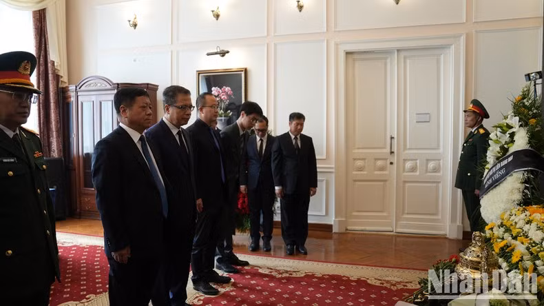 La delegación de la Embajada de China en Rusia rinde homenaje al secretario general Nguyen Phu Trong.