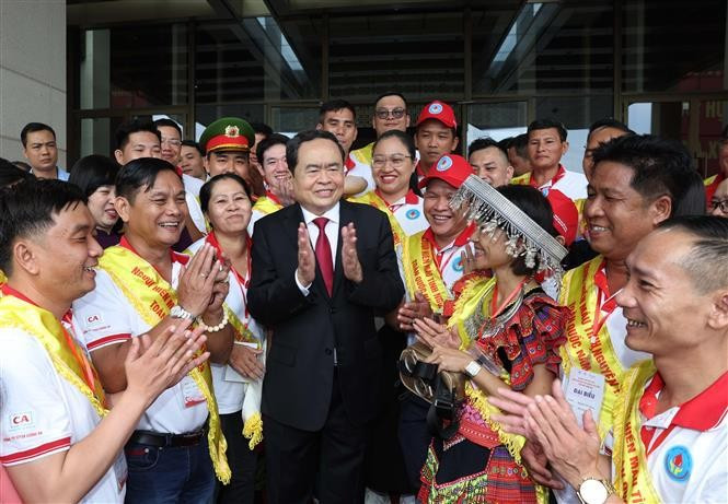 El presidente de la Asamblea Nacional de Vietnam, Tran Thanh Man, se reúne con donantes voluntarios de sangre destacados. (Foto: VNA)
