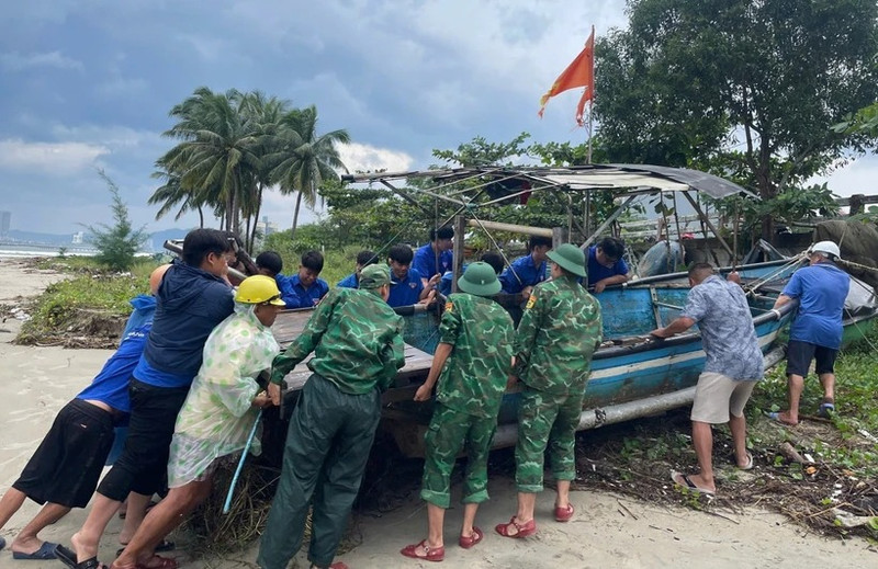 Los jóvenes del distrito de Lien Chieu de la ciudad de Da Nang apoyan a los pescadores locales. (Foto: VNA)