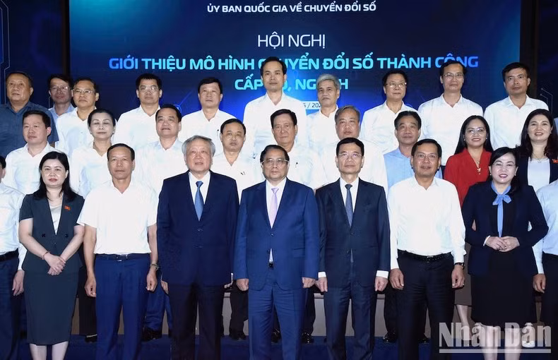 El jefe del Gobierno y los delegados.