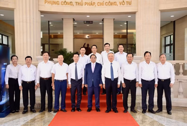 El premier y los delegados en la conferencia. 