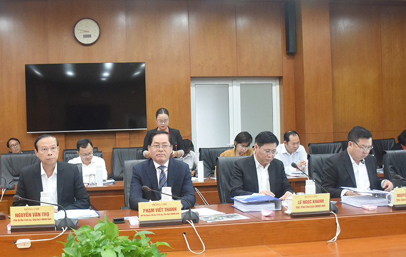 El secretario del Comité del Partido y presidente del Consejo Popular de Ba Ria- Vung Tau, Pham Viet Thanh, preside la reunión. (baobariavungtau.com.vn)