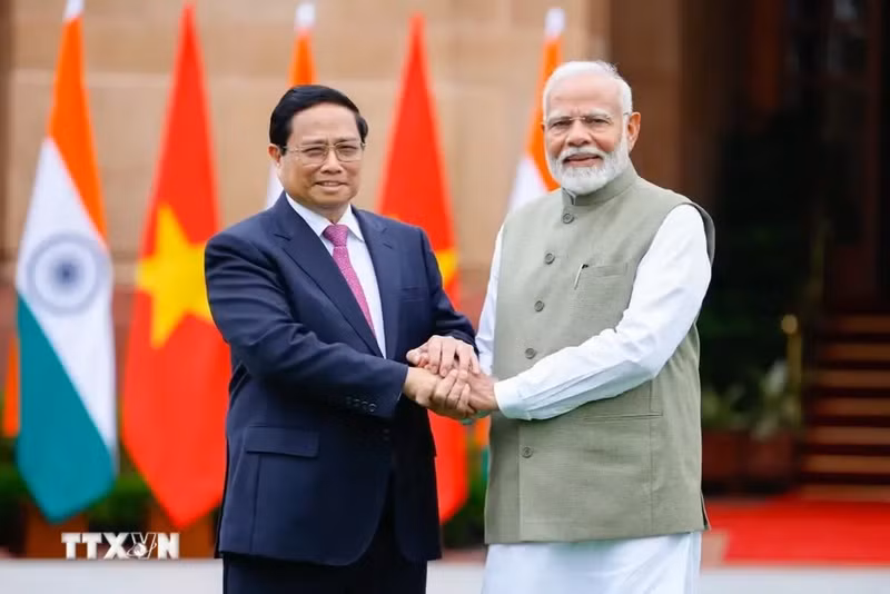 El primer ministro Pham Minh Chinh (en la izquierda) y su homólogo indio, Narendra Modi. (Foto: VNA)