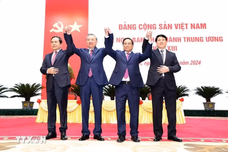 De izquierda a derecha: el presidente de la Asamblea Nacional, Tran Thanh Man; el secretario general del PCV y presidente del país, To Lam; el primer ministro, Pham Minh Chinh; y el miembro permanente del Secretariado del Comité Central del PCV, Luong Cuong. (Foto: VNA)