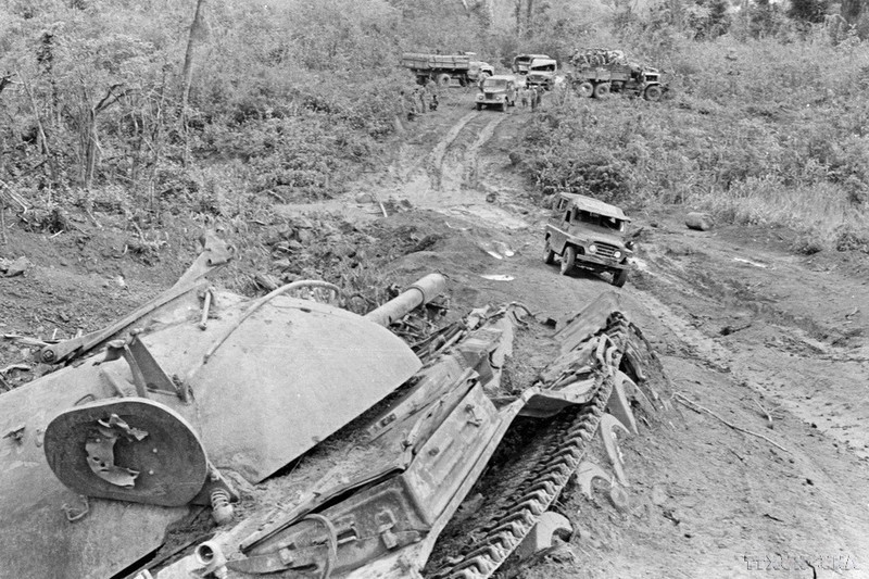 Vehículos con personal de la Agencia Vietnamita de Noticias cruzando la cordillera de Truong Son para apoyar en el frente. (Foto: VNA)