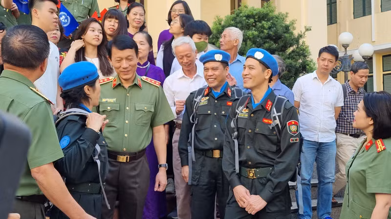 El viceministro de Seguridad Pública de Vietnam, Luong Tam Quang, saluda a los oficiales participantes en las tareas del mantenimiento de la paz de las Naciones Unidas. (Fotografía: Nhan Dan)
