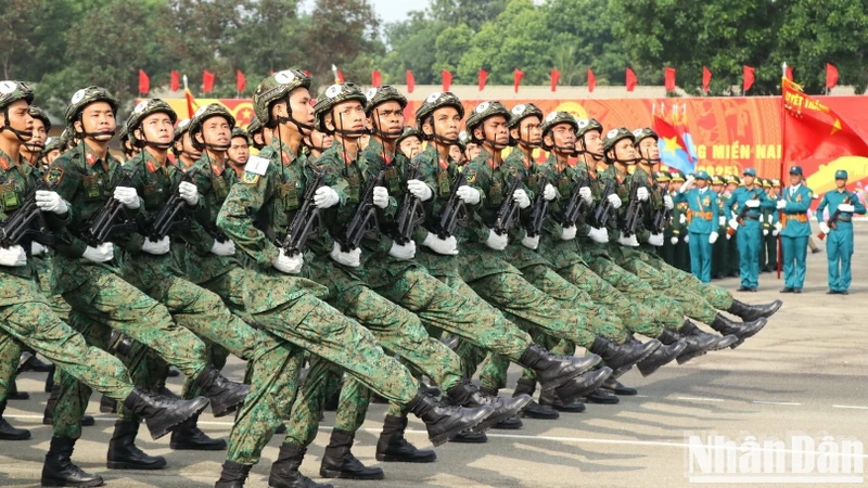 Ensayo de desfile en el aeropuerto de Bien Hoa, de la provincia de Dong Nai.