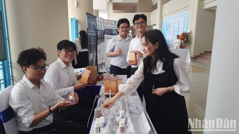 La Universidad Nacional de Ciudad Ho Chi Minh presenta casi 200 productos científicos, tecnológicos e innovadores en la exposición.