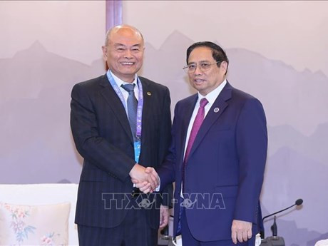 El primer ministro de Vietnam, Pham Minh Chinh, y el presidente de la junta directiva de la corporación ferroviaria China Railway, Chen Yun. (Fuente: VNA)