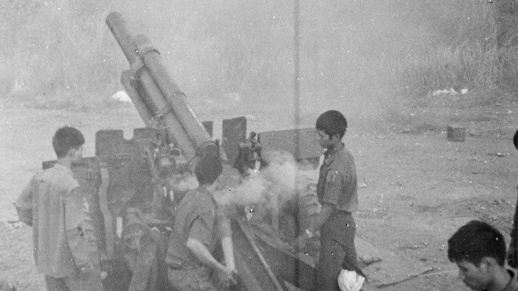 La artillería del Ejército de Liberación abre fuego contra el aeródromo de Bien Hoa. (Foto: VNA)