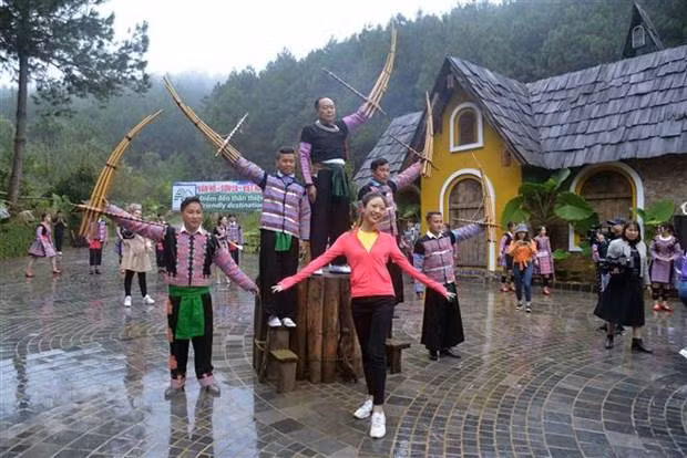 Concursantes de Miss Turismo Mundial 2022 continúan actividades en Vietnam. (Fotografía: VNA)