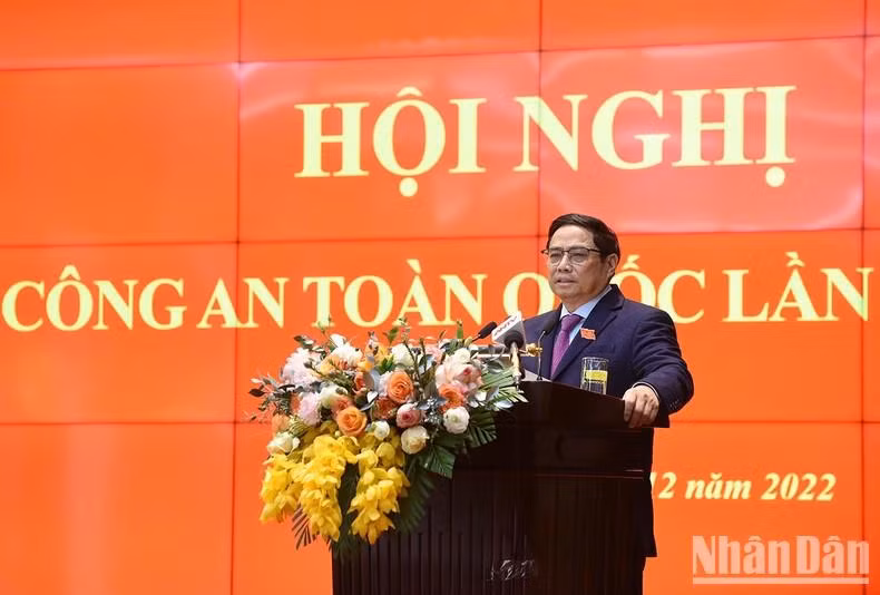 Minh Chinh pronuncia un discurso en la conferencia.