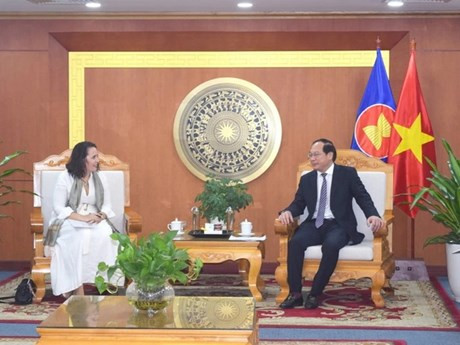 El viceministro de Recursos Naturales y Medio Ambiente de Vietnam Le Cong Thanh y la embajadora de Nueva Zelanda en el país, Trenede Dobson. (Foto: VNA)
