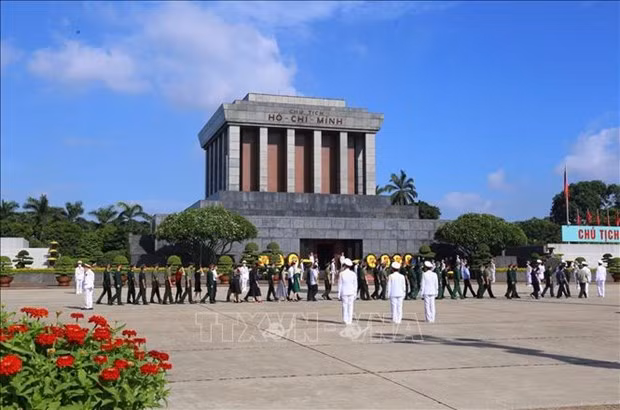 Delegaciones visitan el Mausoleo para rendir homenaje al presidente Ho Chi Minh. (Foto: VNA)