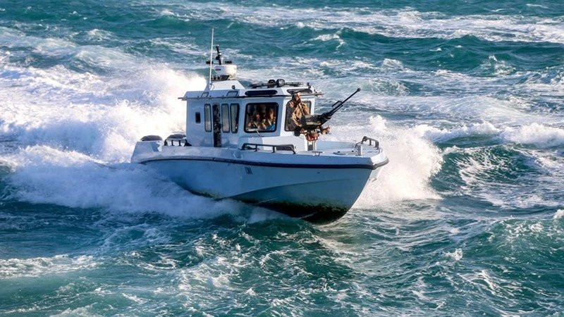 Miembros de la Guardia Costera de Yemen patrullan en el Mar Rojo, frente a la costa de la ciudad de Mokha en la provincia de Taiz, el 12 de diciembre de 2023. (Foto: AFP/TTXVN)