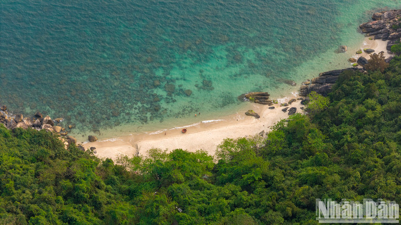 Hermosa playa de arena en la isla Son Cha.