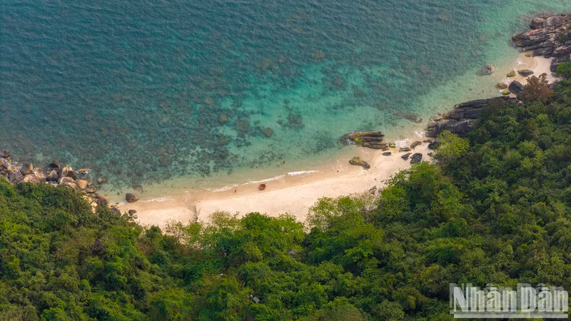 La playa de arena blanca es hermosa vista desde arriba.
