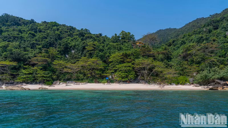 Hermosa playa de arena blanca ubicada al sur de la isla.