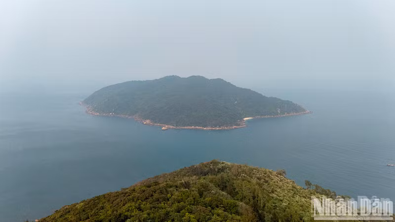La isla se encuentra a menos de un kilómetro de la zona más oriental del paso de Hai Van.