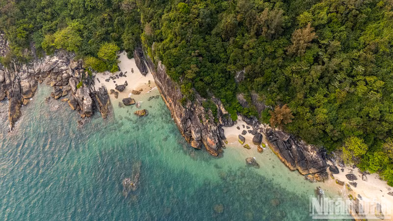 Hermosas costas rocosas alrededor de la isla vistas desde arriba.