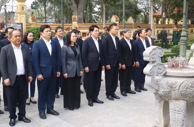 El presidente Luong Cuong y la delegación realizan una ofrenda de inciensos en la Casa Conmemorativa del teniente general Nguyen Binh, ubicada en la aldea Yen Phu, comuna de Giai Pham, distrito de Yen My.