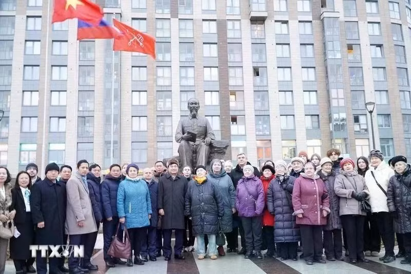 Una delegación de Vietnam deposita flores en la estatua del Presidente Ho Chi Minh en San Petersburgo en noviembre pasado. (Foto: VNA)