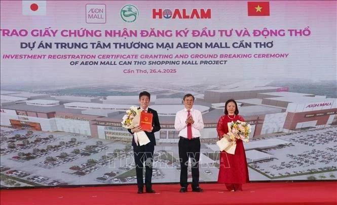 El presidente del Comité Popular de la ciudad de Can Tho, Truong Canh Tuyen, otorga el certificado de registro de inversión al líder de Aeon Mall Vietnam. (Foto: VNA)