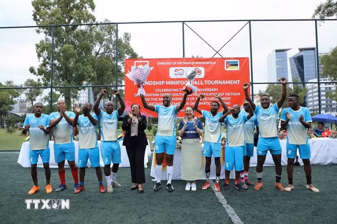 La entrega del primer premio al grupo de FRELIMO en el torneo amistoso de fútbol Vietnam - Mozambique. (Foto: VNA)