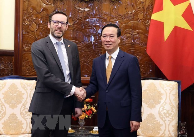 El presidente de Vietnam, Vo Van Thuong y el embajador del Reino Unido en Vietnam, Iain Frew. (Foto: VNA)