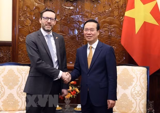 El presidente de Vietnam, Vo Van Thuong y el embajador del Reino Unido en Vietnam, Iain Frew. (Foto: VNA)