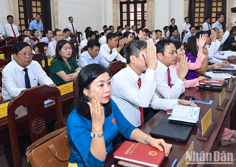 Los delegados del Consejo Popular de Quang Tri votan sobre los temas que se discutirán en estas reuniones.