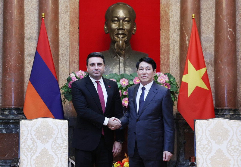 El presidente de Vietnam, Luong Cuong, (derecha) y el titular de la Asamblea Nacional de Armenia, Alen Simonyan. (Foto: VNA)