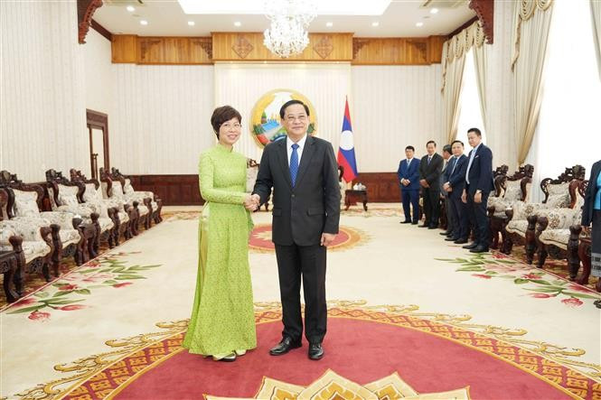 El primer ministro de Laos, Sonexay Siphandone, recibe a la directora general de la VNA, Vu Viet Trang. (Foto: VNA)