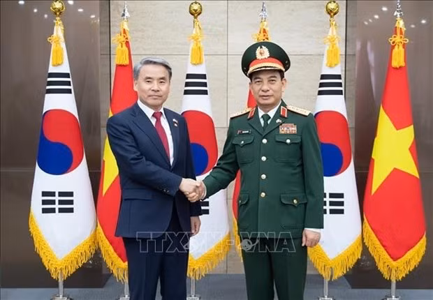 El ministro de Defensa de Vietnam, general Phan Van Giang, y su homólogo surcoreano Lee Jong-sup. (Foto: VNA)