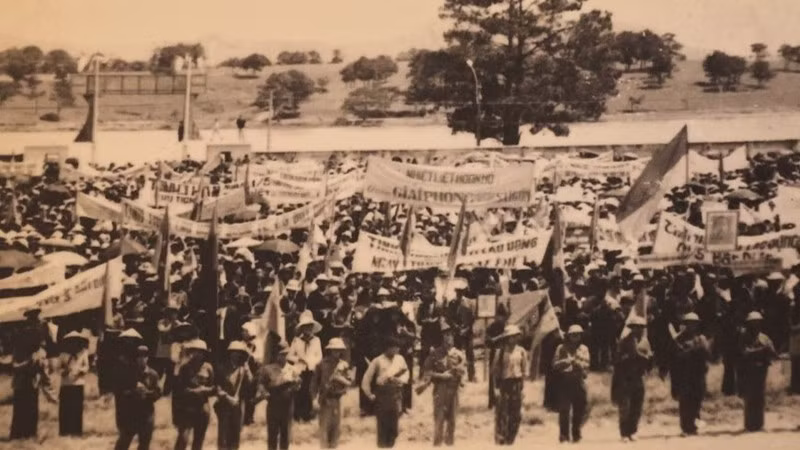 El pueblo de Da Lat organiza un mitín para celebrar la liberación de la ciudad el 3 de abril de 1975. (Foto: Periódico Ejército Popular)