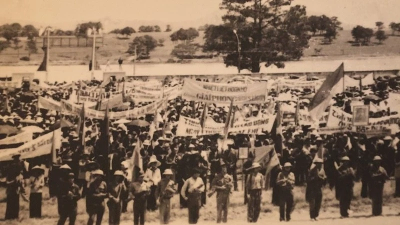 El pueblo de Da Lat organiza un mitín para celebrar la liberación de la ciudad el 3 de abril de 1975. (Foto: Periódico Ejército Popular)
