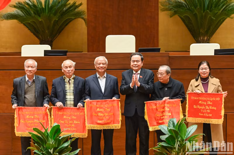 El presidente de la ANV, Tran Thanh Man, entrega pancartas de longevidad a los delegados jubilados.