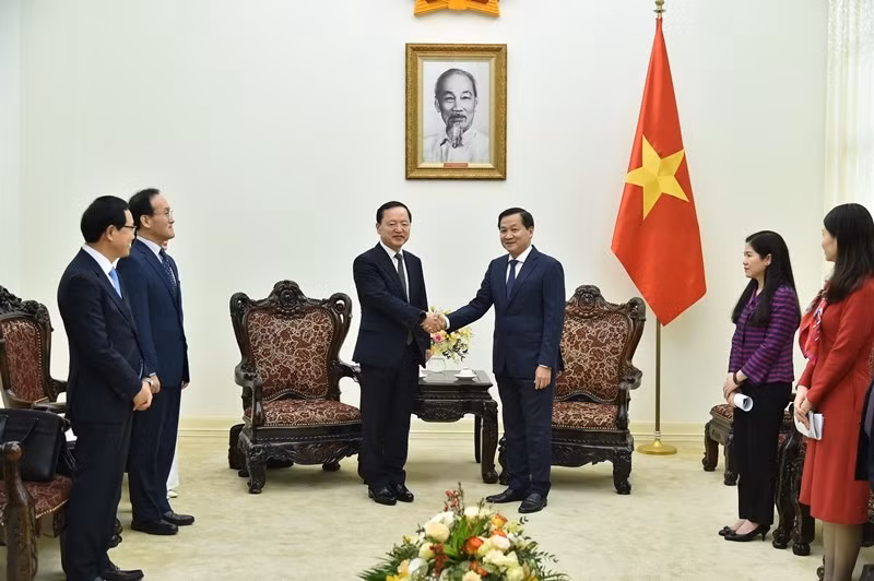 El viceprimer ministro vietnamita Le Minh Khai, recibió al presidente del grupo surcoreano Samsung Electronics, Park Hark Ky. (Fotografía: VNA)