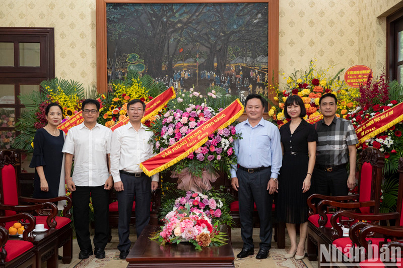 La delegación de la Oficina del Comité Central del CPV, encabezada por Vu Lam Son, director del Departamento de Organización de Personal, felicita al periódico Nhan Dan. 