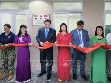 El embajador de Estados Unidos en Vietnam, Marc Knapper (cuarto desde la izquierda) y representantes de las autoridades locales cortaron la cinta para inaugurar un aula en el distrito de Phu Hoa. (Foto: VNA)