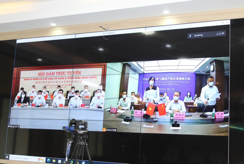 Escena de la conversación virtual. (Fotografía: baoquangninh.com.vn) 