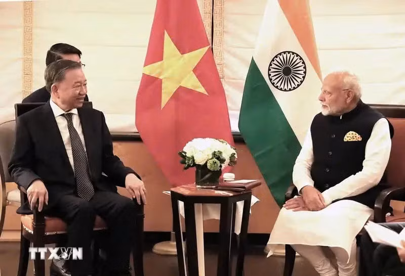 El secretario general del Partido Comunista y presidente de Vietnam, To Lam (izquierda), conversa con el primer ministro indio, Narendra Modi. (Foto: VNA)