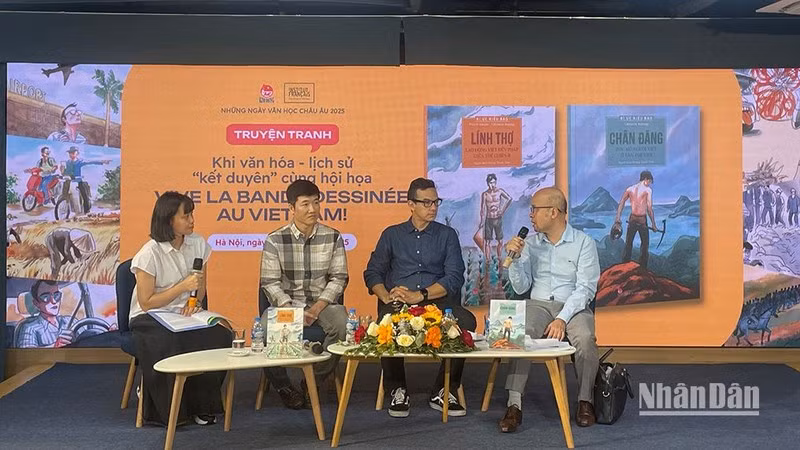 El traductor Phan Hong Minh, el investigador Le Nguyen Long, el autor Clément Baloup y el intérprete en la charla sobre las obras. 