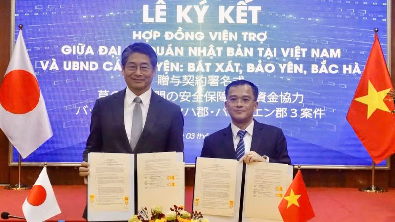 En el acto de firma. 