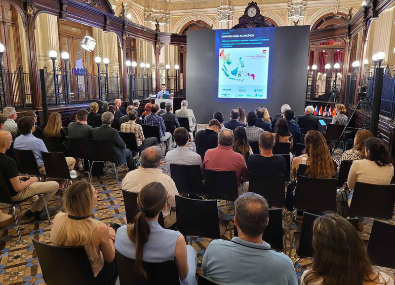 En el seminario sobre la política de Córdoba hacia el Pacífico. (Fotografía: baoquocte.vn)