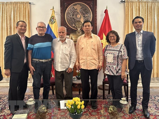 El embajador vietnamita Vu Trung My toma fotografía con guerrilleros venezolanos que participaron en la Operación Nguyen Van Troi. (Foto: Embajada de Vietnam en Venezuela)